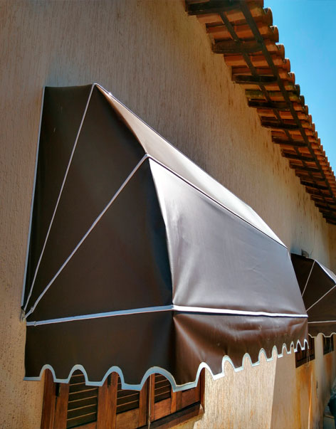 Toldo mediterrâneo em comércio no Plano Piloto