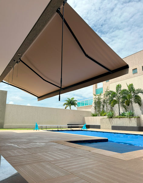 Toldo articulado em condomínio no Park Way
