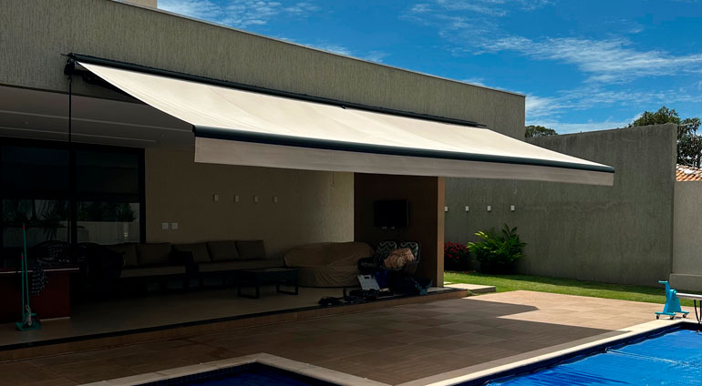 Toldo articulado instalado em varanda residencial
