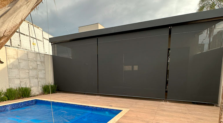 Toldo cortina instalado em sacada residencial