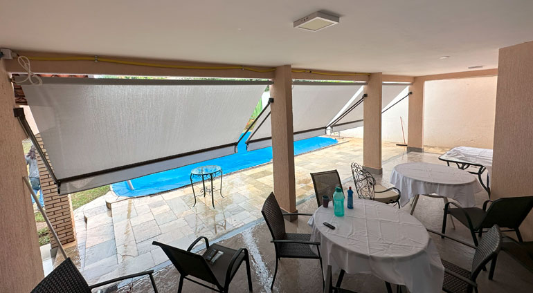 Toldo fixo instalado em área residencial
