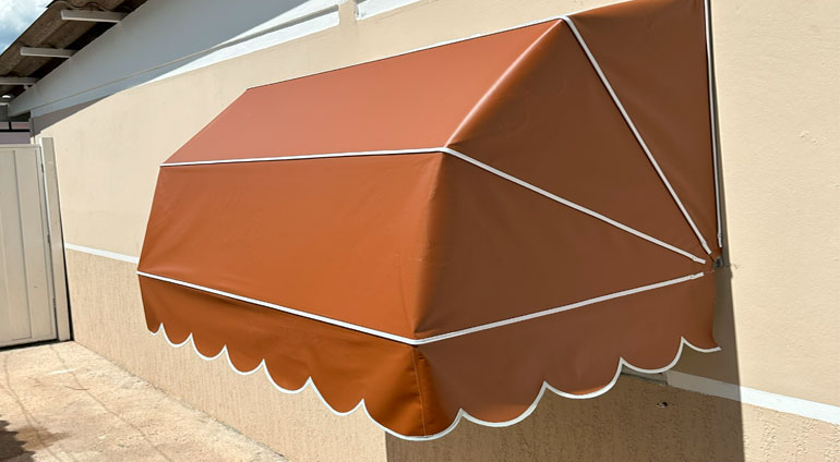 Toldo mediterrâneo instalado em varanda residencial