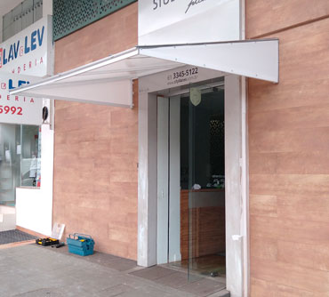Detalhe da estrutura de cobertura em policarbonato